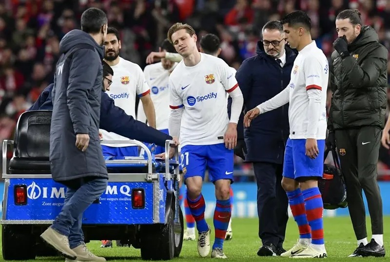 Frenkie de Jong khá đau khi rời sân tại Athletic Bilbao ở La Liga vào Chủ nhật.