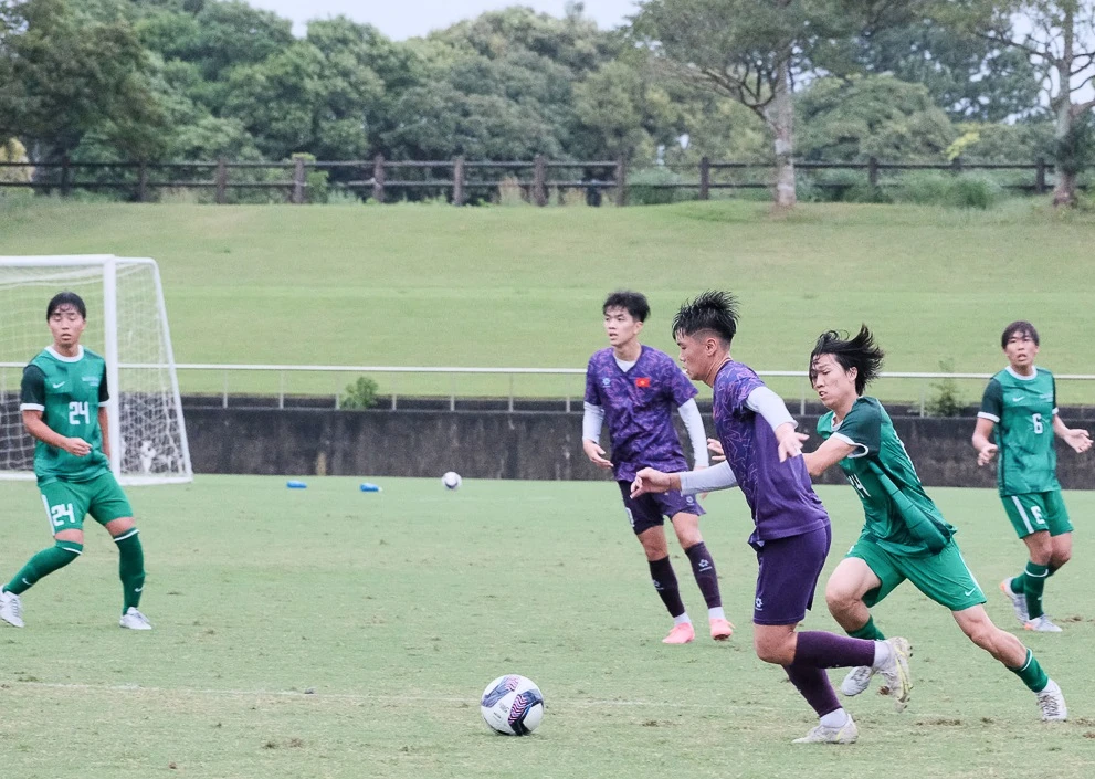 Các cầu thủ U17 Việt Nam trong trận tập huấn đầu tiên gặp Đại học Shizuaka FC