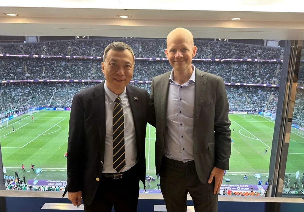 Ủy viên Ban Thường vụ, Trưởng Ban Thi đấu AFC, Chủ tịch VFF Trần Quốc Tuấn và Tổng Thư ký FIFA Mattias Grafström gặp gỡ bên lề cuộc họp. 1.jpg