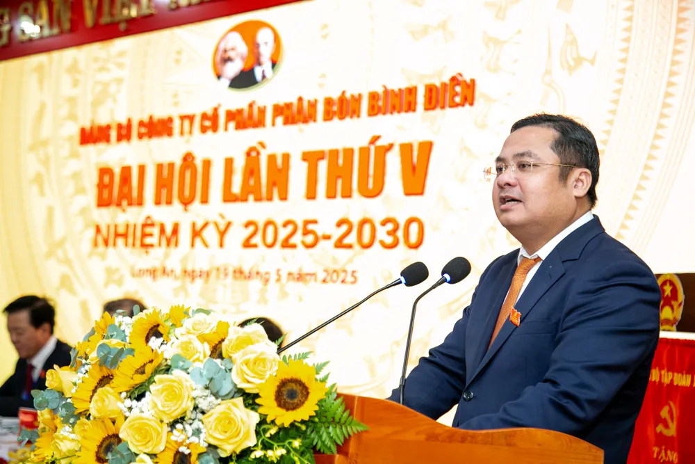 Ông Phùng Quang Hiệp, Ủy viên Ban Chấp hành Đảng bộ Chính phủ, Bí thư Đảng ủy, Chủ tịch HĐTV Tập đoàn Hoá chất Việt Nam phát biểu chỉ đạo đại hội. 489A5818.jpeg