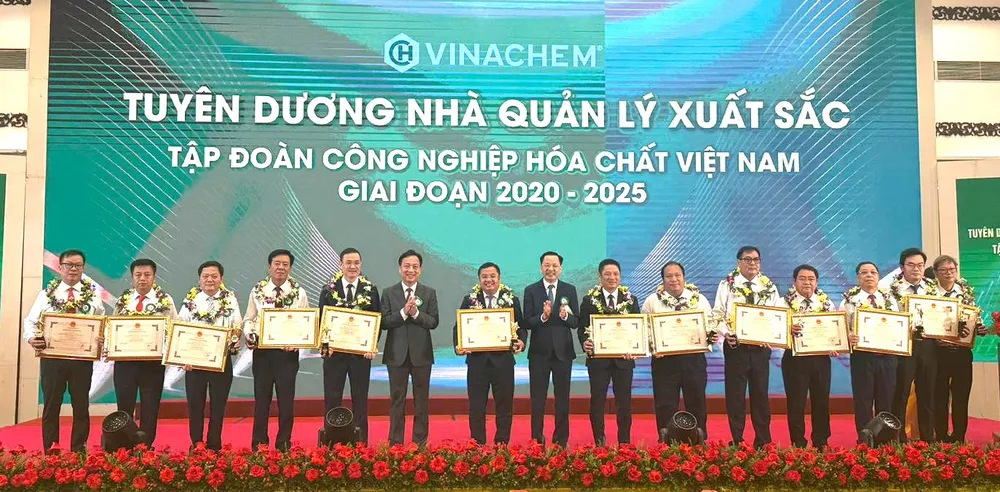 Những nhà lãnh đạo các công ty thành viên Tập đoàn Hóa chất Việt Nam được vinh danh tại Đại hội. Binh Dien - tuyen duong 2025.jpg