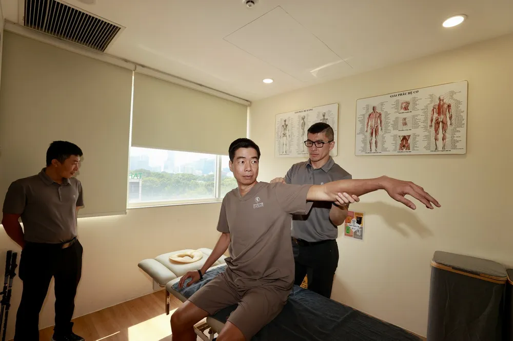 Tay vợt á qquan châu Á môn pickleball Vũ Thanh Dương được chuyên gia Ben Duong điều trị cánh tay thuận. Ảnh: DŨNG PHƯƠNG Chuyen gia Australia tri lieu cho VDV pickleball Vu Thanh Duong 2.jpg