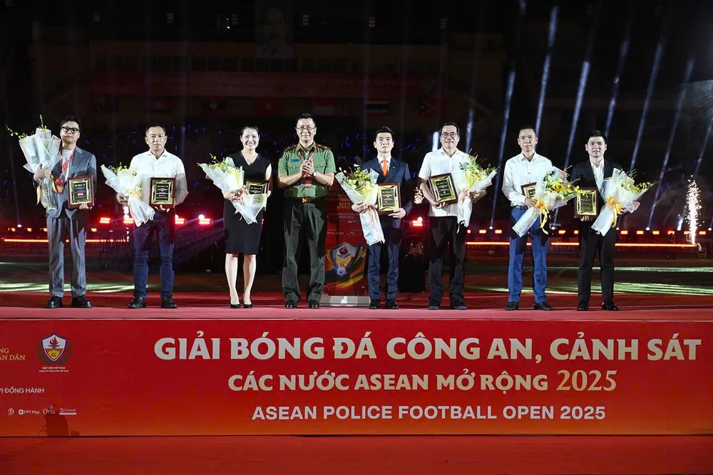 Đại diện lãnh đạo Bộ Công an trao bảng danh vị cho các đơn vị đồng hành cùng giải đấu, trong đó có hai nhà tài trợ chính là Tập đoàn T&T và Ngân hàng SHB. IMG_7449.jpeg