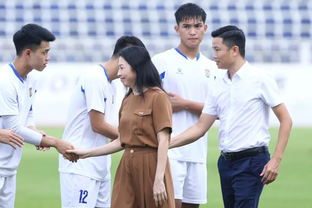 Các đại biểu động viên cầu thủ thi đấu trận khai mạc. Ảnh: VFF IMG_3974.jpeg