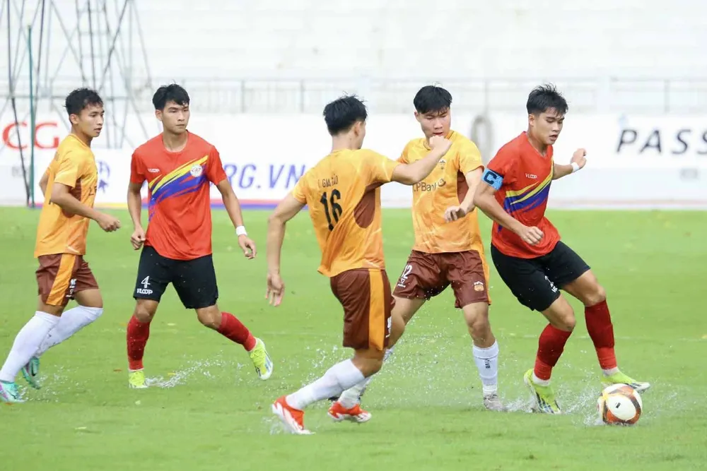 Cả hai đội U21 TPHCM (áo đỏ) và U21 HAGL 1 đã có màn "thuỷ chiến" không khoan nhượng ở trận tứ kết trên sân bà Rịa chiều 27-7. Ảnh: TRÚC GIANG c2f732de70dfc80fb3324624c009f256.jpeg