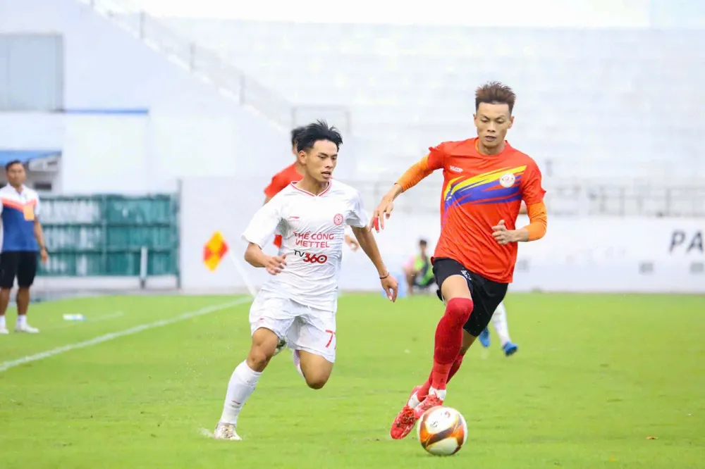 Cầu thủ U21 TPHCM (phải) nỗ lực truy cản đối thủ. Ảnh: TRÚC GIANG IMG_4004.jpeg