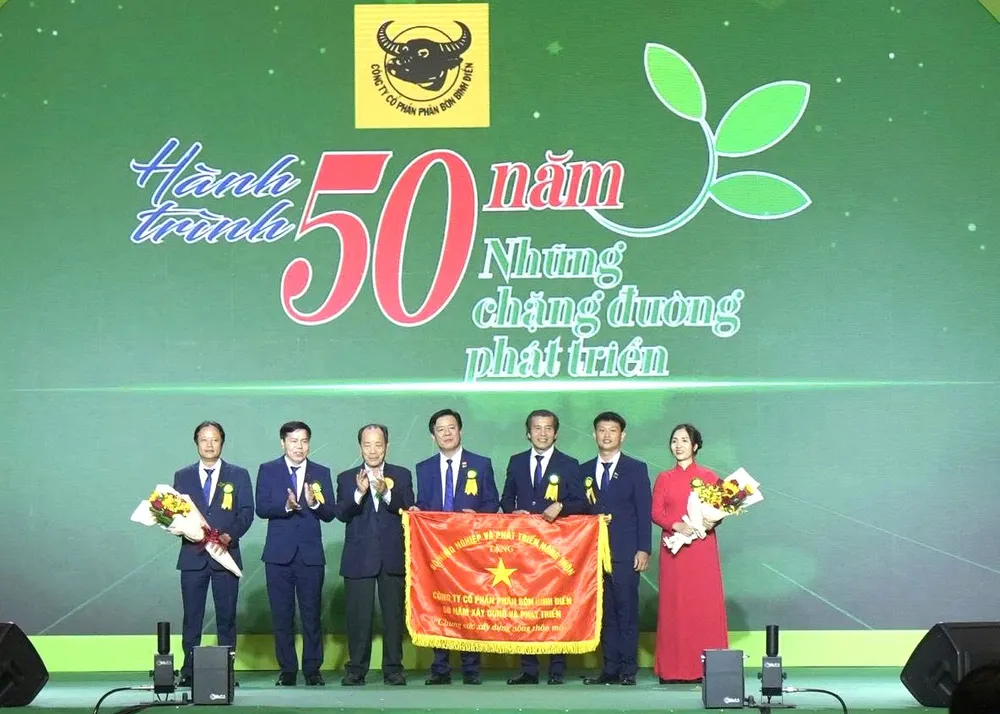 Bộ Nông nghiệp và Phát triển Nông thôn (nay là Bộ Nông nghiệp và Môi trường) khen tặng Công ty CP Phân bón Bình Điền 50 năm xây dựng và phát triển “Chung sức xây dựng nông thôn mới” nhân Kỷ niệm Bình Điền tròn 50 năm tuổi (1973-2023). Hinh 1.jpg