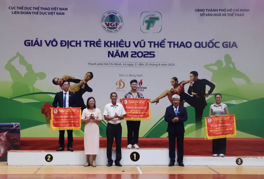 Ban tổ chức trao giải cho những đoàn có thành tích xuất sắc nhất tại Giải Khiêu vũ thể thao quốc gia năm 2025. Ảnh: TRÚC GIANG 