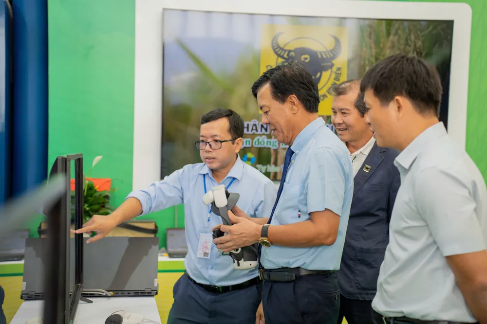 Ông Ngô Văn Đông - Tổng Giám đốc Công ty CP Phân bón Bình Điền (thứ 2 từ trái sang) khẳng định Triển lãm 80 năm Thành tựu Đất nước là dịp để Bình Điền thể hiện tinh thần đổi mới, trách nhiệm xã hội và cam kết đồng hành cùng người nông dân trên con đường phát triển nông nghiệp bền vững. gen-o-z6956032135622_1bd8f38c66b1da2487c05203496214e0.jpg