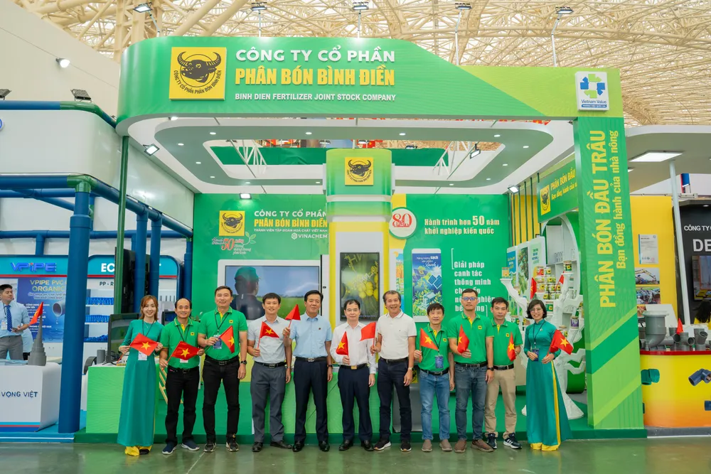 Gian hàng Bình Điền rực rỡ cờ hoa chào mừng Triển lãm 80 năm Thành tựu Đất nước. z6956031684802_2cf789355e8a107815b30feaf8a224af.jpg