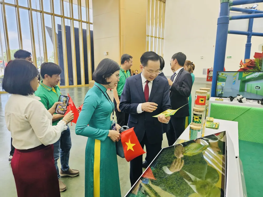 Ông Nguyễn Hữu Tú - Tổng Giám đốc Tập đoàn Hoá chất Việt Nam tham quan và đánh giá cao chiến lược xanh hoá - số hoá được Bình Điền truyền tải một cách trực quan tại gian hàng. z6956033082131_929b6b346355572de30449e0f6cc6e6e.jpg