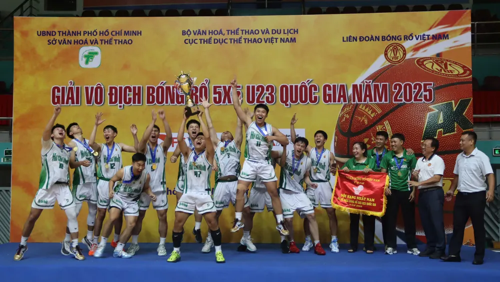 Đội TPHCM giành ngôi quán quân ở nội dung nam. Ảnh: TRÚC GIANG