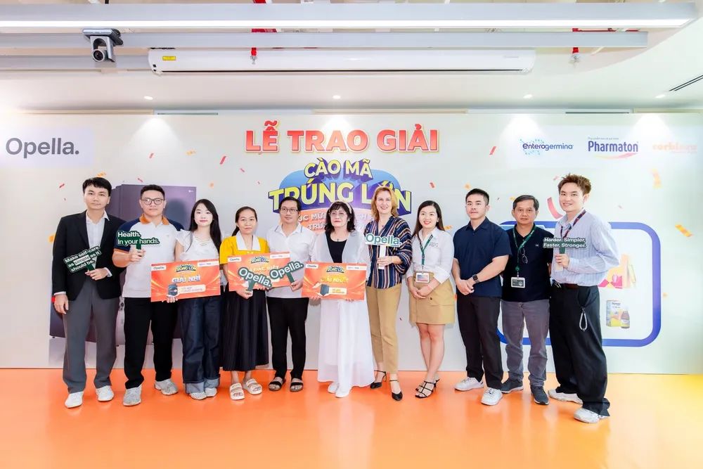 Đại diện Opella Việt Nam trao giải cho các khách hàng may mắn.