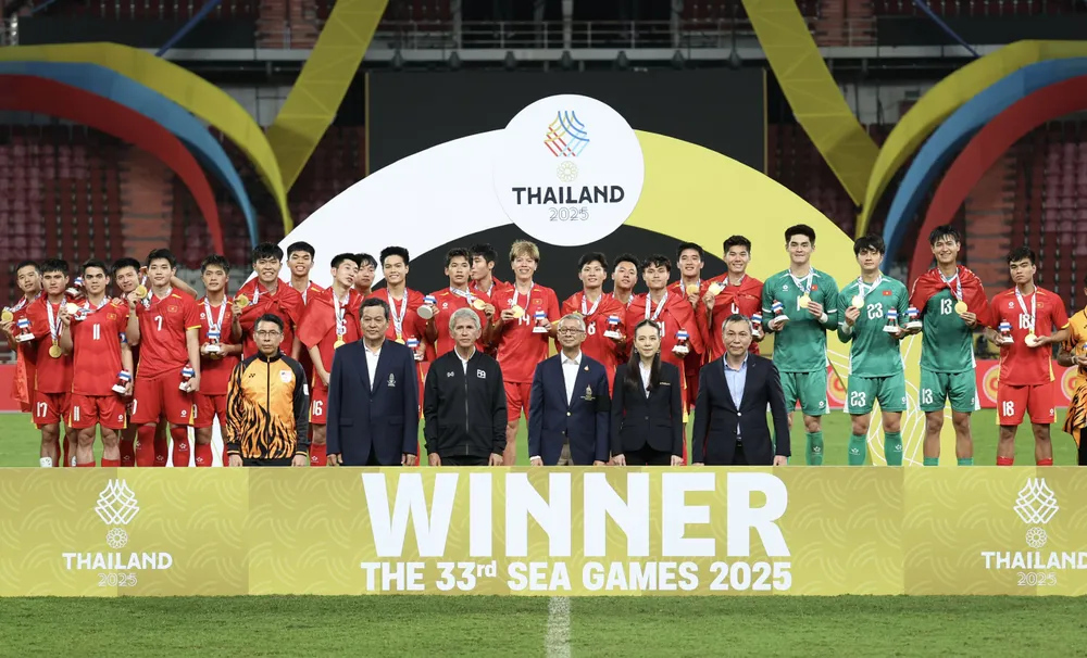 U22 Việt Nam trên bục nhận HCV SEA Games 33. Ảnh: Dũng Phương