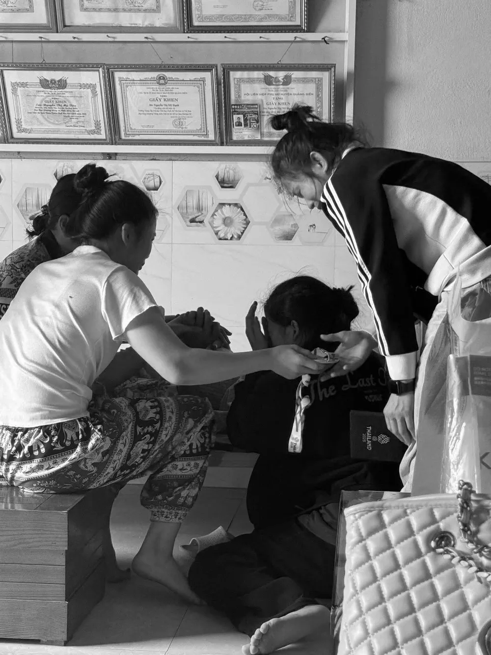 Ba chị em Hạnh, Trang và Linh cùng mẹ bên cha lần cuối trước lúc chia tay. Ảnh: FBNV