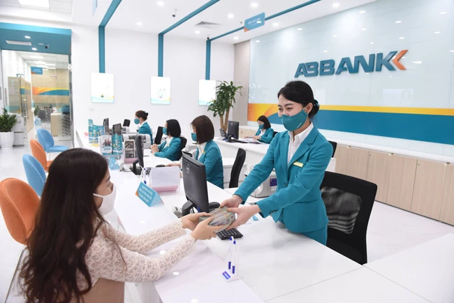 Khách hàng giao dịch tại ABBANK