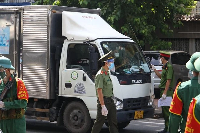 "Giấy đi đường" đang làm đảo lộn hoạt động sản xuất, kinh doanh của doanh nghiệp. 