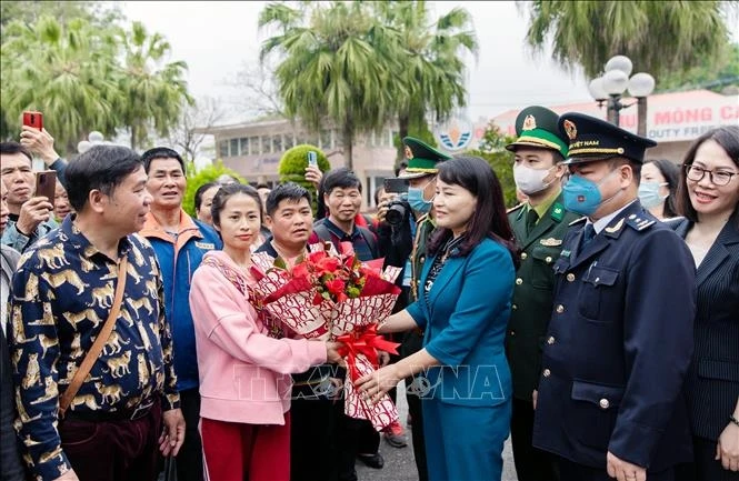 Đoàn khách Trung Quốc đầu tiên nhập cảnh Cửa khẩu quốc tế Móng Cái 