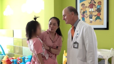 Chuyên gia tạo hình sọ não McKay McKinnon trở lại Việt Nam sau 4 năm