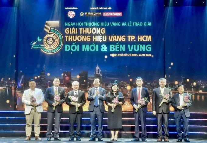 Chủ tịch UBND TPHCM Phan Văn Mãi tặng hoa Hội đồng bình chọn giải thưởng Thương hiệu vàng 