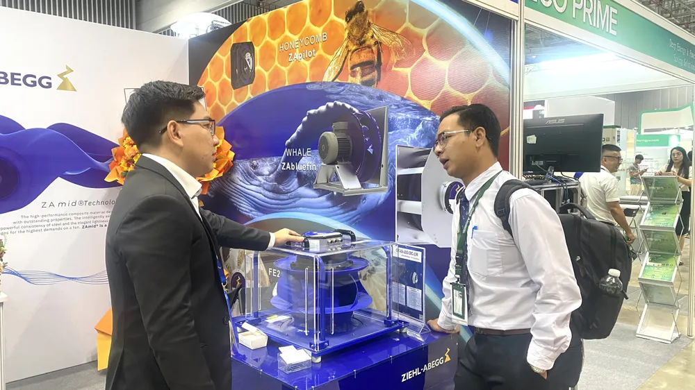 Doanh nghiệp trao đổi trong khuôn khổ triển lãm