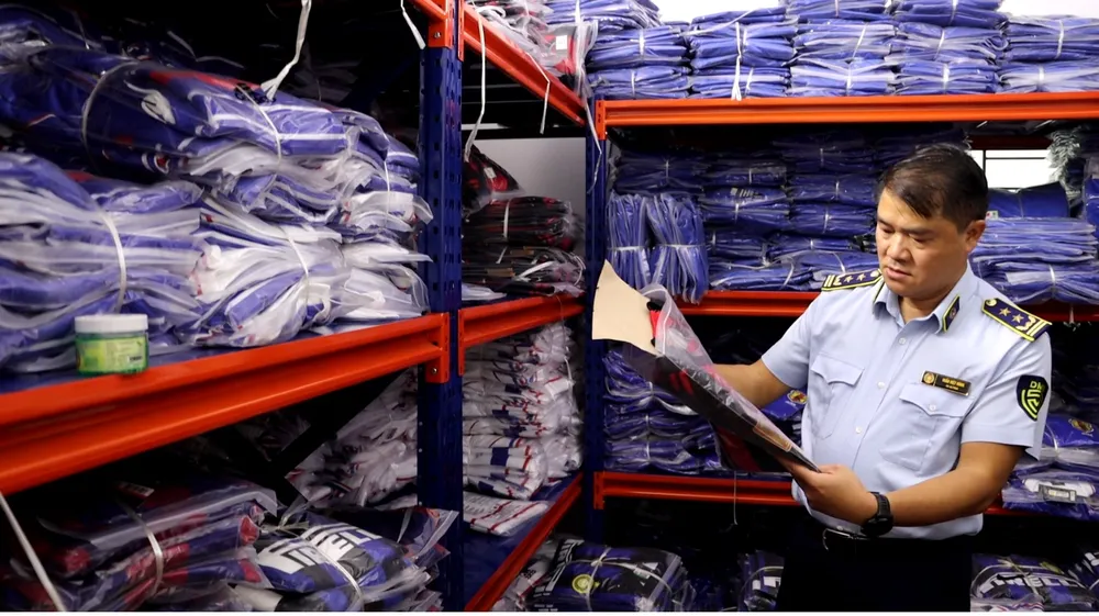 Thu giữ 6.500 bộ quần áo giả nhãn hiệu Nike, Adidas