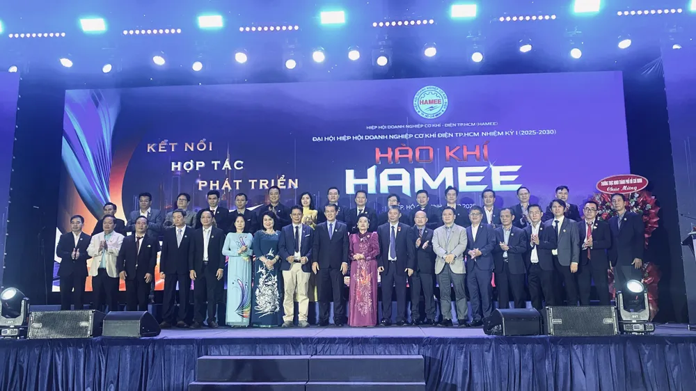 Ban Chấp hành nhiệm kỳ I Hiệp hội Doanh nghiệp cơ khí - điện TPHCM. Ảnh: THANH DUNG