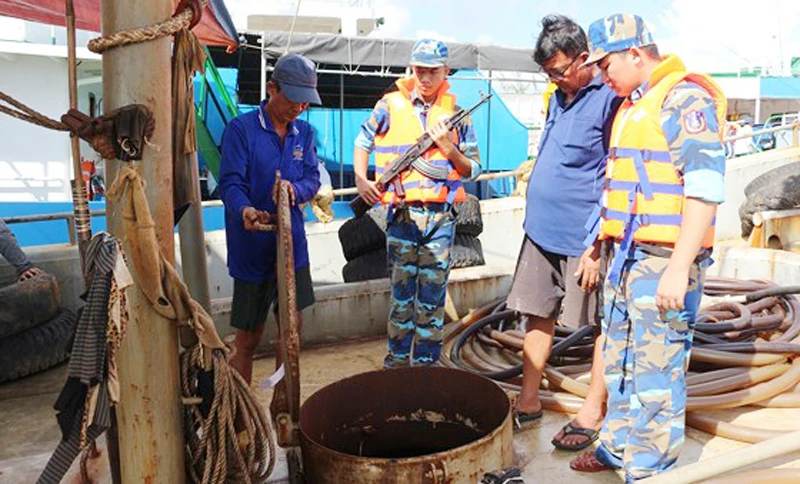 Lực lượng làm nhiệm vụ kiểm tra tàu cá chờ dầu không có hóa đơn, chứng từ hợp pháp