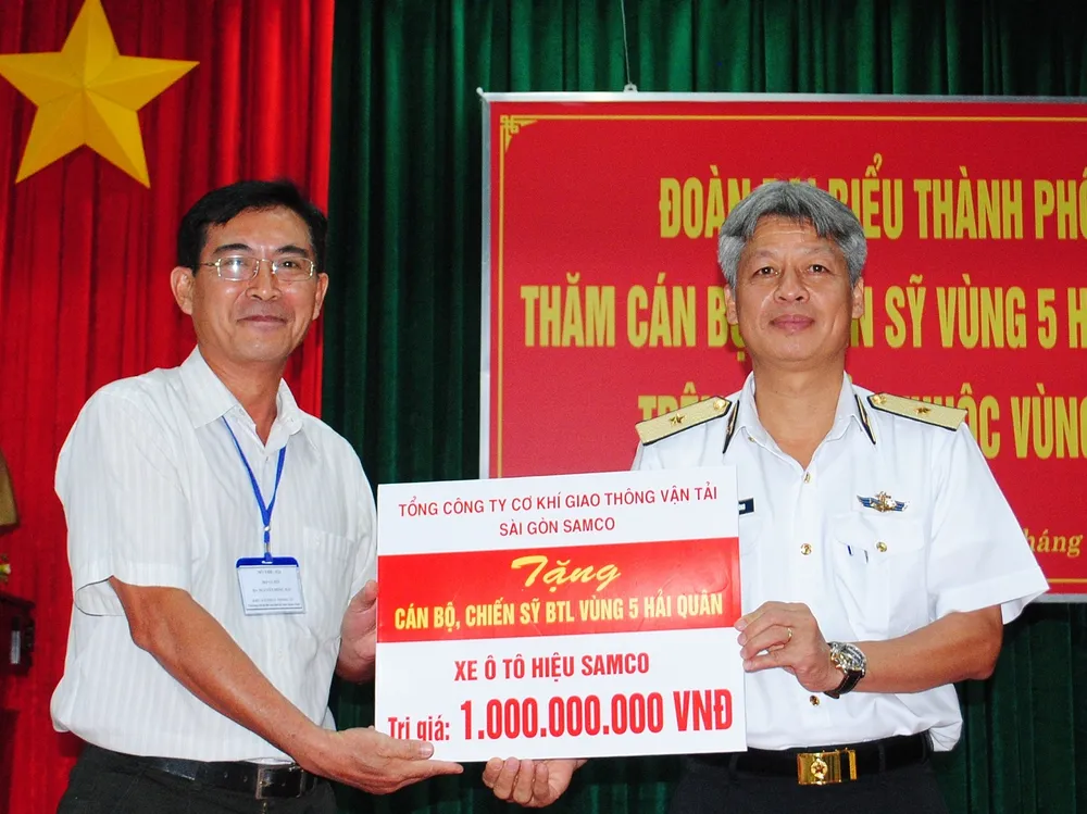 Đoàn đại biểu TPHCM thăm cán bộ, chiến sĩ Vùng 5 Hải quân và nhân dân trên các đảo Tây Nam ảnh 1