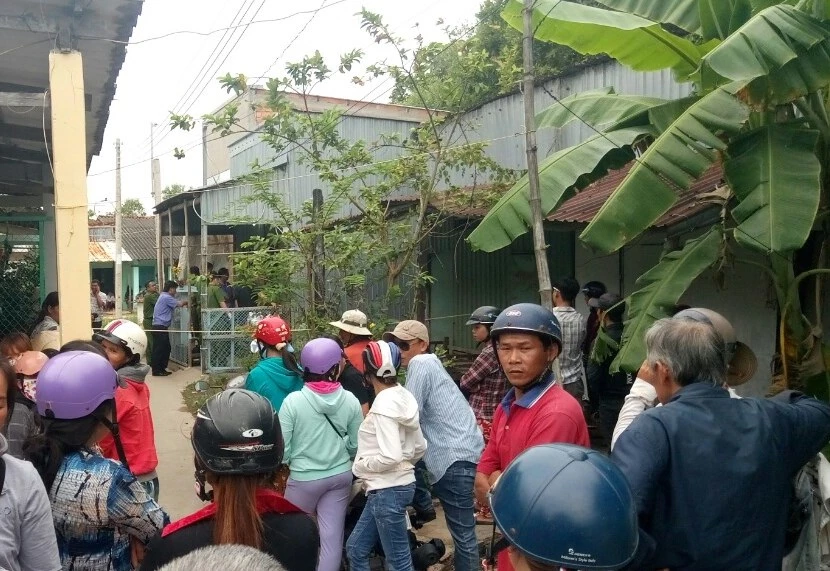 Người dân hiếu kỳ tập trung khu vực nhà vợ chồng an Tính xem công an khám nghiệm hiện trường