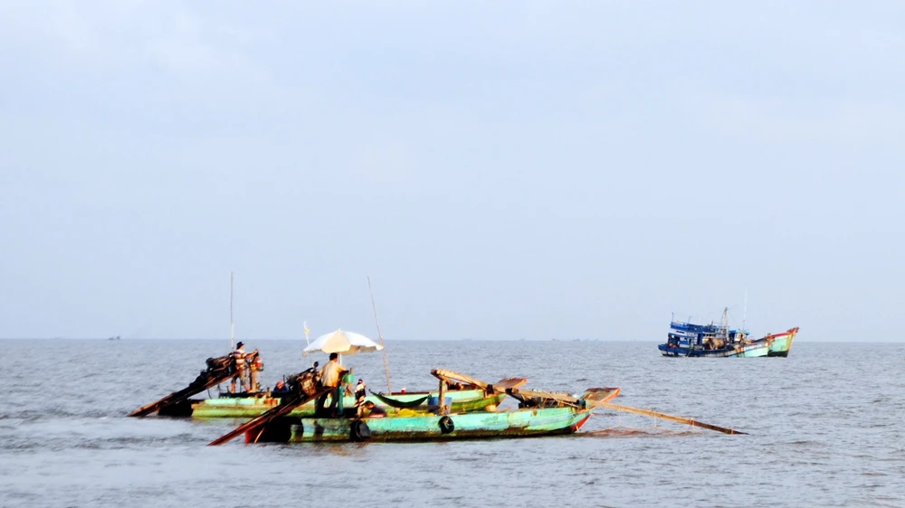 Khai thác thủy sản trên vùng biển Cà Mau, khu vực xã Khánh Hội đến thị trấn Sông Đốc