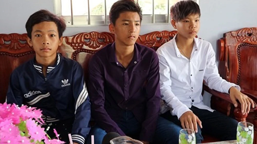 3 học sinh đã có hành động đẹp khi trả lại hơn 40 triệu đồng cho người bị mất. Ảnh: VOV