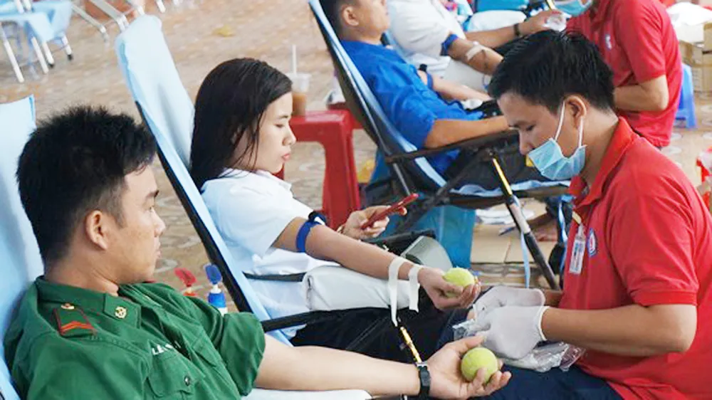 Các bạn trẻ tình nguyện hiện máu tại ngày hội “Giọt hồng Đất Mũi”