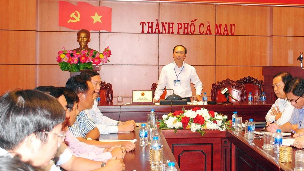 Ông Phan Hoàng Vũ (đứng) chủ trì thông tin tại buổi họp báo