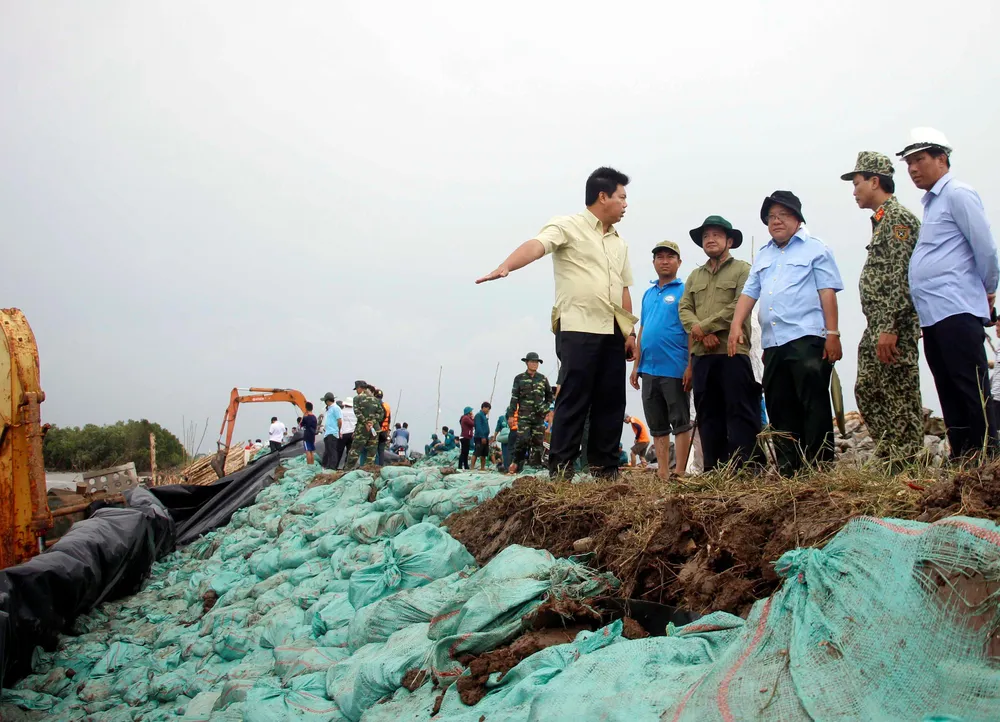 Duy trì hộ đê khẩn cấp ở Cà Mau ảnh 1