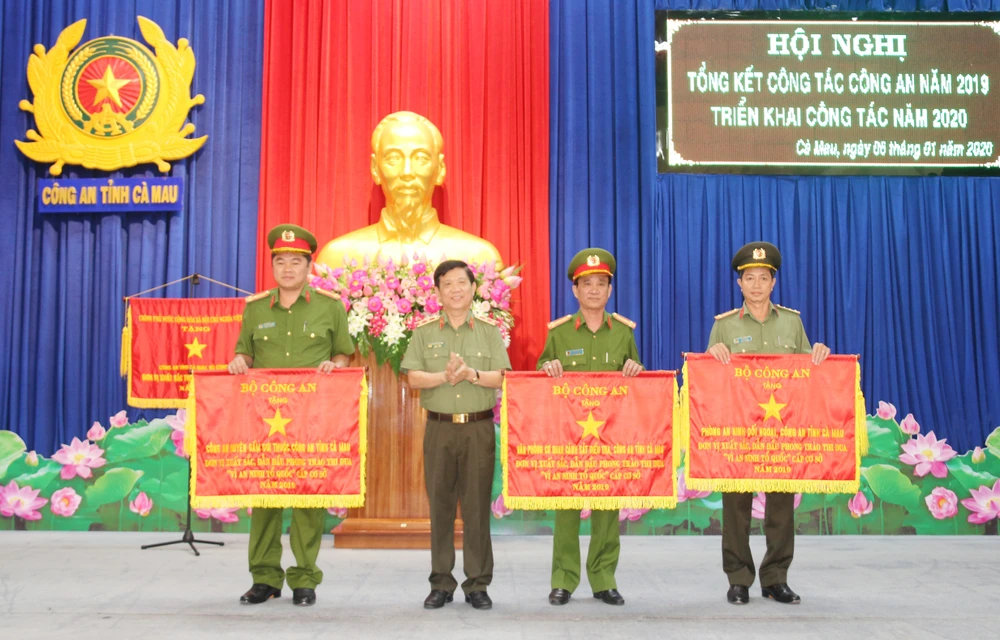 Thứ trưởng Nguyễn Văn Sơn trao Cờ thi đua của Bộ Công an tặng các đơn vị cơ sở thuộc Công an tỉnh Cà Mau