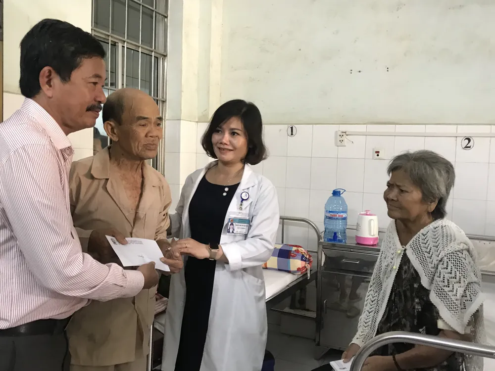 Xúc động bệnh nhân nghèo nhường nhau quà tết ảnh 1