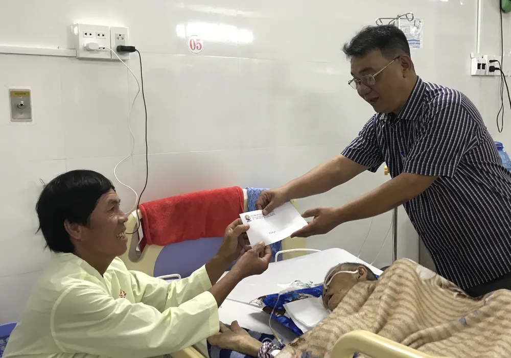 Xúc động bệnh nhân nghèo nhường nhau quà tết ảnh 2