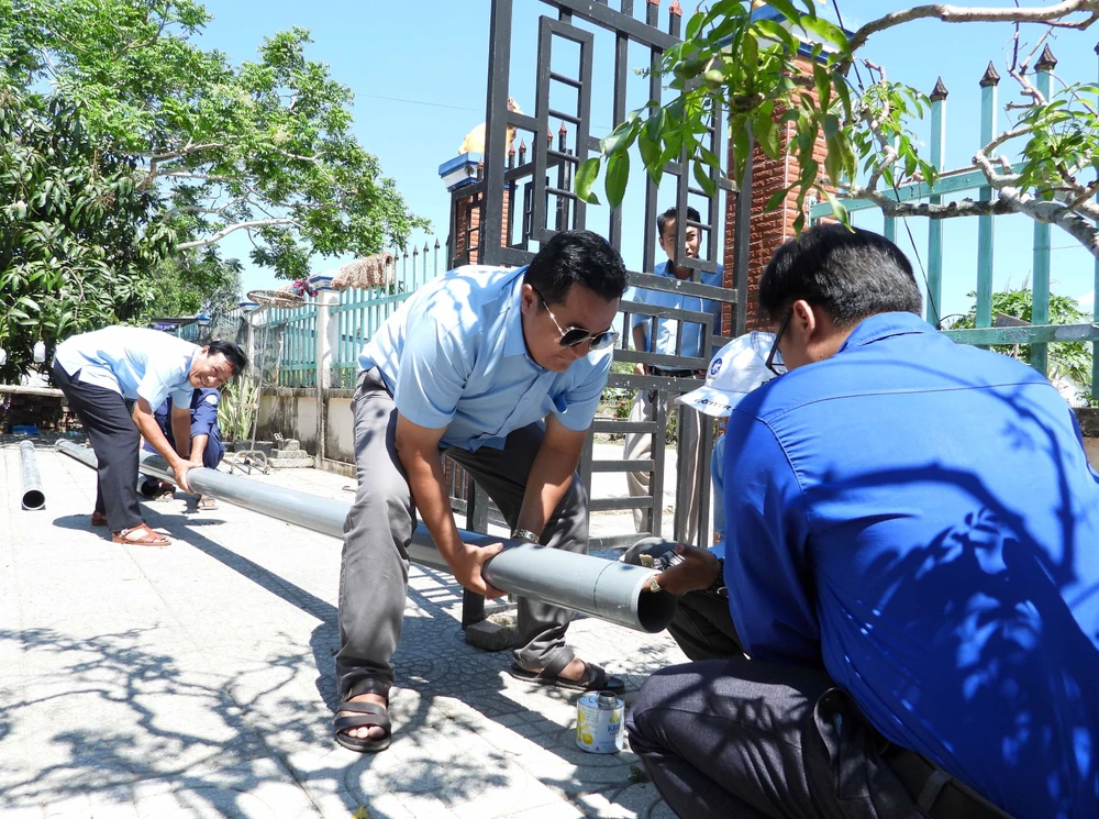 Lắp đặt đường ống dẫn nước dẫn nước ngọt “giải khát” cho người dân lúc cao điểm mùa khô hạn