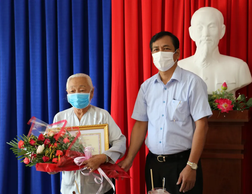 Ông Trần Hồng Quân, Phó chủ tịch UBND tỉnh trao bằng khen cho cụ Quách Thị Chao- một trong 5 cụ sống tại Trung tâm Bảo trợ xã hội tỉnh...