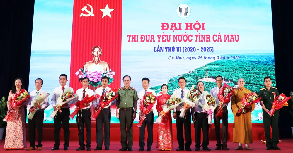 Cà Mau tôn vinh những tấm gương tiêu biểu của phong trào thi đua yêu nước ảnh 2 Cà Mau tôn vinh những tấm gương tiêu biểu của phong trào thi đua yêu nước ảnh 2