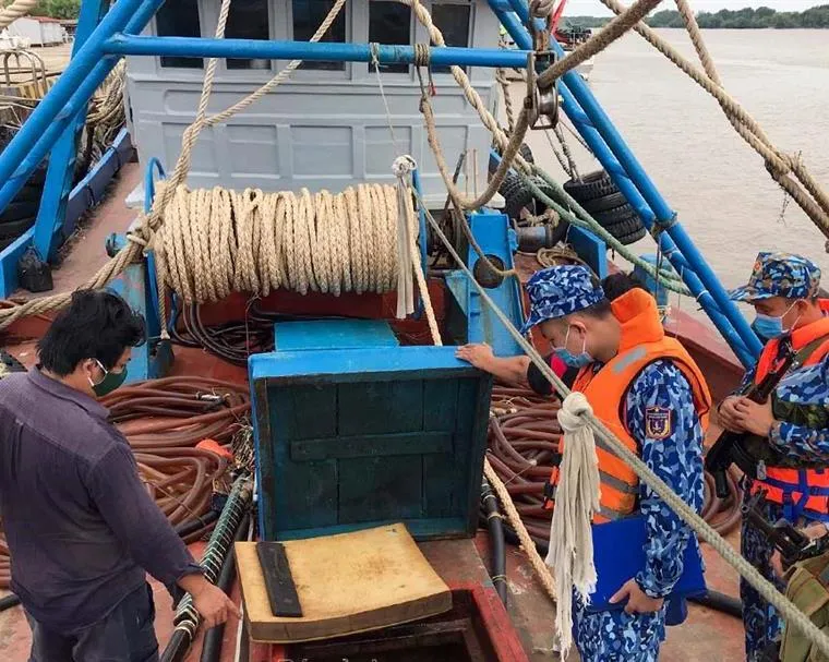 Bắt tàu chở 100.000 lít dầu không có hóa đơn hợp pháp ở Tây Nam Côn Đảo ảnh 1