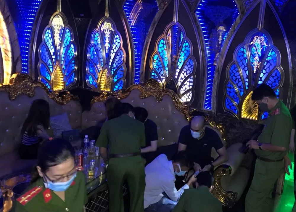 Cơ sở karaoke Gossip vẫn mở cửa bất chấp lệnh cấm. ẢNH: HOANG GIANG
