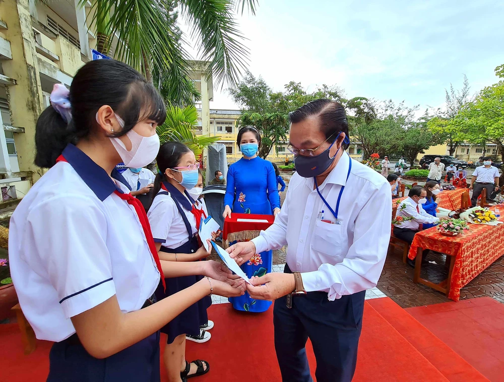 Trao học bổng cho học sinh hiếu học có hoàn cảnh đặc biệt khó khăn vào sáng 13-9, tại Trường THCS Ngô Quyền, TP Cà Mau