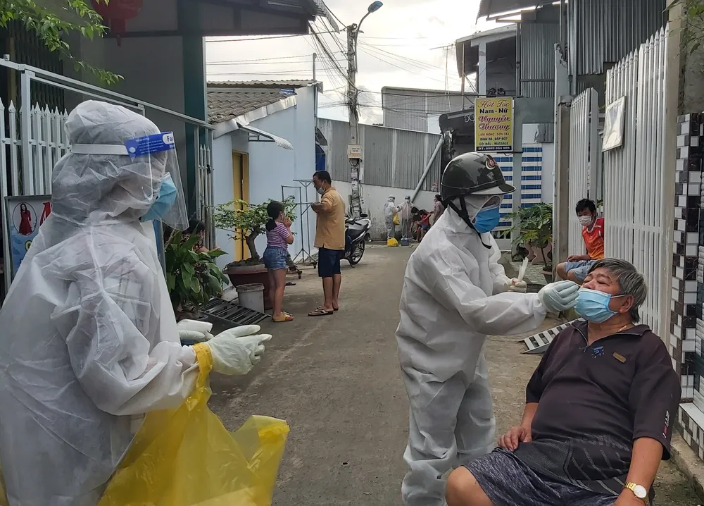 Thực hiện tets nhanh Covid-19 trên địa bàn khóm 3, phường 4, TP Cà Mau