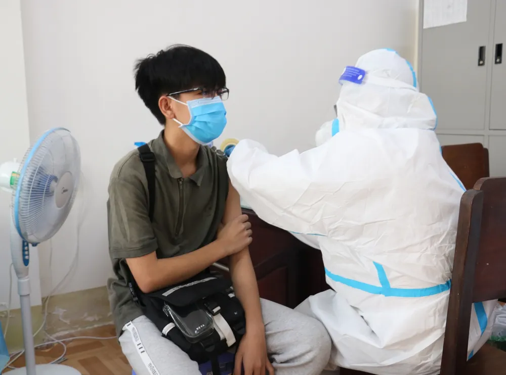 Bắt đầu tiêm vaccine cho trẻ em từ 12 đến dưới 18 tuổi ở Hậu Giang và Cà Mau ảnh 1