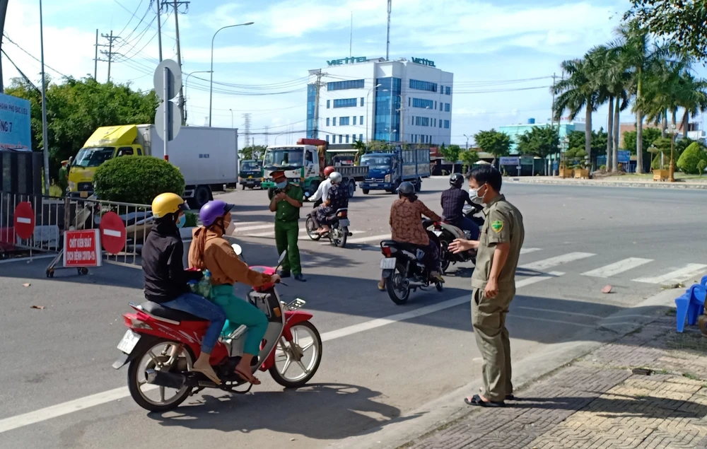 Chốt kiểm soát người và phương tiện ra vào địa bàn TP Bạc Liêu