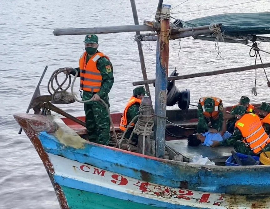 Đồn Biên phòng Gành Hào cứu hộ người bị nạn trên biển