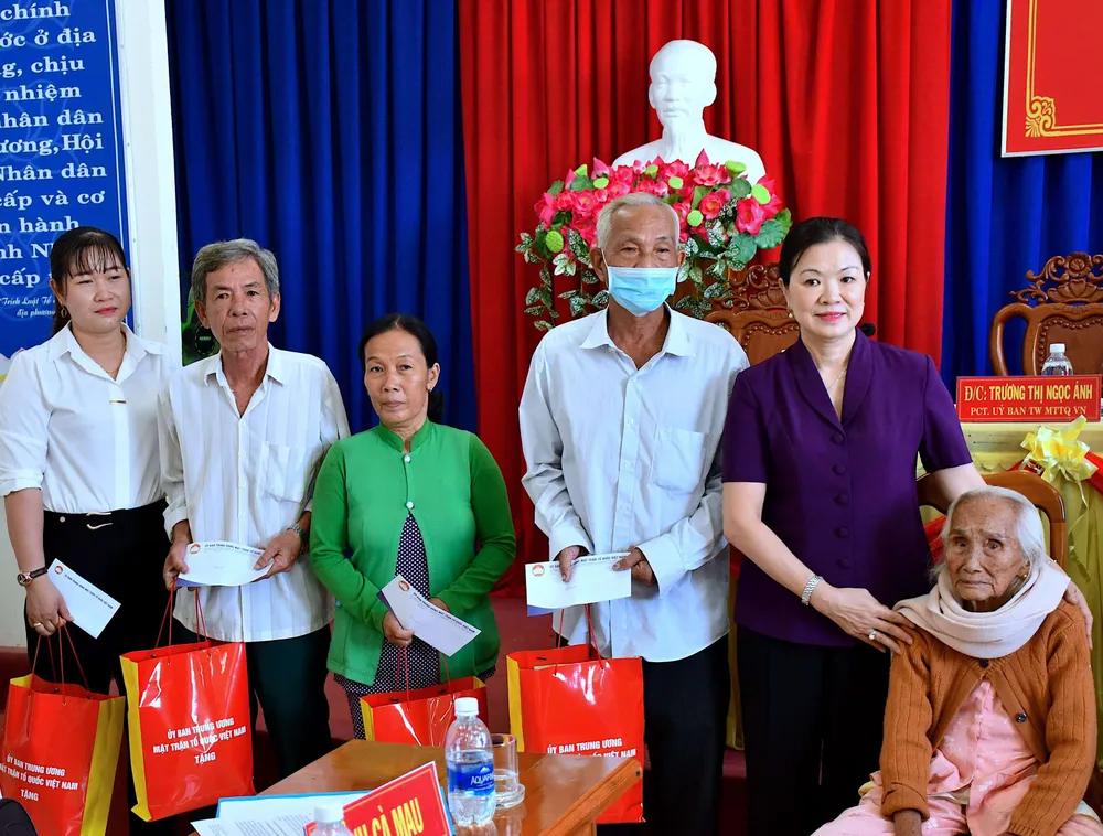 Lãnh đạo Ủy ban Trung ương MTTQ Việt Nam tặng quà gia đình chính sách tại Cà Mau ảnh 1 Lãnh đạo Ủy ban Trung ương MTTQ Việt Nam tặng quà gia đình chính sách tại Cà Mau ảnh 1