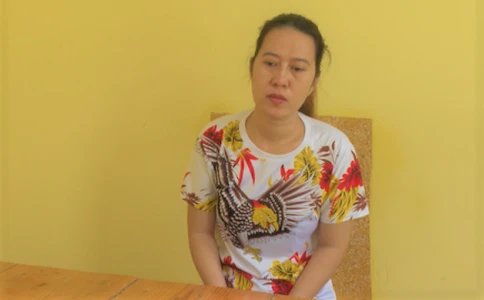 Đối tượng Nguyễn Thị Yến Nhi tại cơ quan điều tra. ẢNH: HẢI LINH